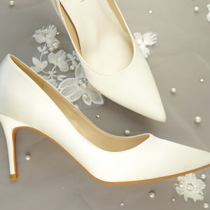 Elegant Silk Satin Pump / Wedding shoes,  Ivory romantic Pointy toe bridal shoes with mid height heel