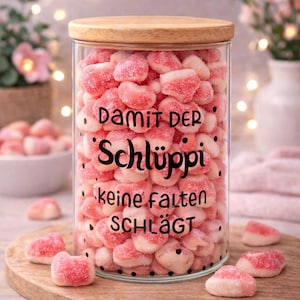 Könnte beinhalten: Ein Set aus drei Keramikbechern mit gesprenkelter, matter Oberfläche. Die Becher sind in Creme-, Hellgrau- und Dunkelgrautönen gehalten. Jeder Becher hat ein schlichtes, minimalistisches Design, perfekt für Kaffee oder Tee.