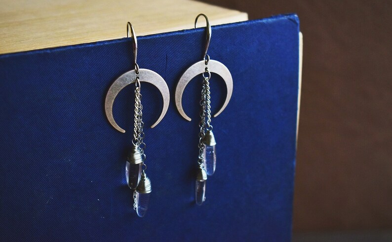 Dangling earrings with half moon Indian brass with chain and quartz ialino