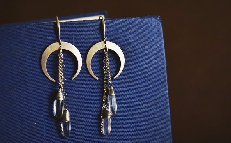Dangling earrings with half moon Indian brass with chain and quartz ialino