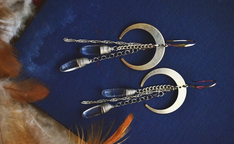 Dangling earrings with half moon Indian brass with chain and quartz ialino