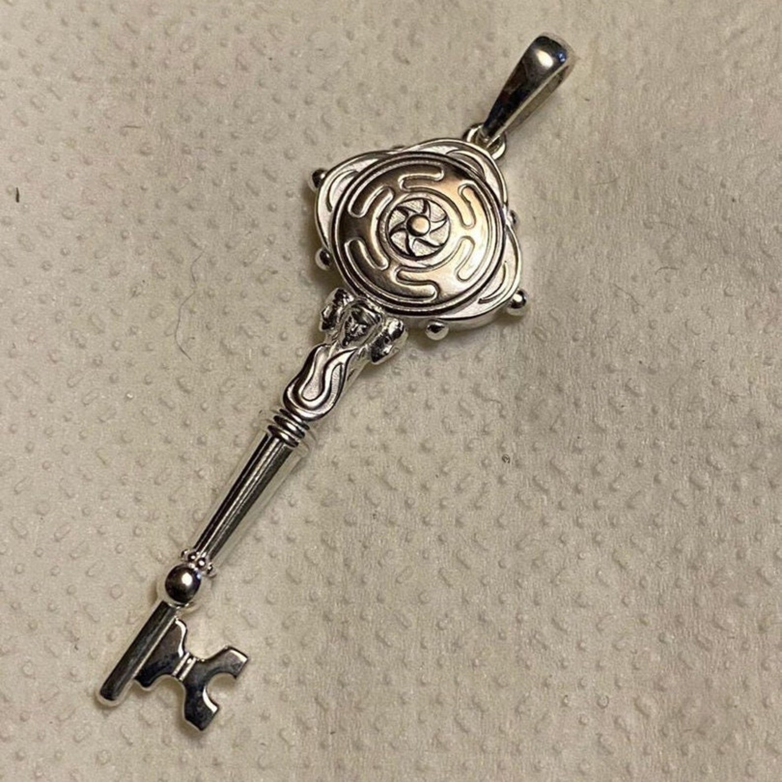 Witch key. Старинный ключ. Брелок ведьма. Брелок для ключей ведьмочка. Добрая ведьма азура книга купить.