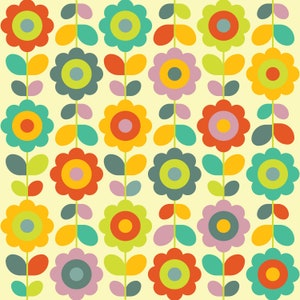 Op de afbeelding: Een naadloos patroon met een herhalend ontwerp van gestileerde bloemen met gele, rode, groene, blauwe en paarse bloemblaadjes. De bloemen zijn gerangschikt in rijen en kolommen op een lichtgele achtergrond.