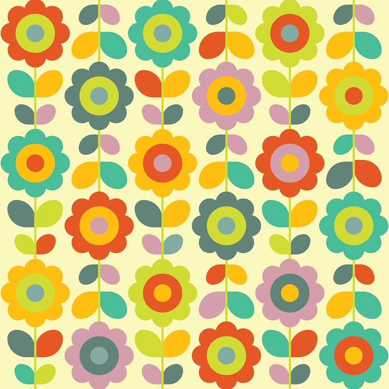 Op de afbeelding: Een naadloos patroon met een herhalend ontwerp van gestileerde bloemen met gele, rode, groene, blauwe en paarse bloemblaadjes. De bloemen zijn gerangschikt in rijen en kolommen op een lichtgele achtergrond.