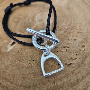 Bracelet cordon fermoir T breloque