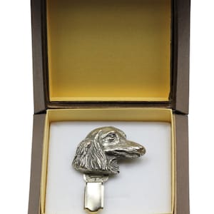 Portanúmero de exposición canina Teckel de pelo largo, broche artesanal chapado en plata para handler