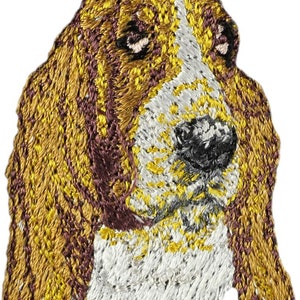 Könnte beinhalten: Gestickter Aufnäher eines braunen und weißen Basset Hundes mit Schlappohren. Das Gesicht des Hundes schaut direkt auf den Betrachter.