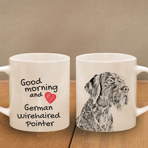 Può includere: Due tazze in ceramica bianca con manici a forma di cuore. Una tazza presenta un'illustrazione in bianco e nero di un Bracco tedesco a pelo duro. L'altra tazza ha il testo "Good morning and" con un cuore rosso e "German Wirehaired Pointer".