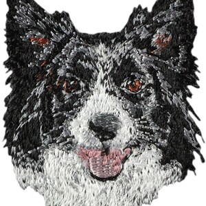 Peut inclure: Écusson brodé représentant un portrait détaillé d'un chien Border Collie. Le patch présente la fourrure noire et blanche du chien, avec des touches de marron autour des yeux. La langue rose du chien est visible.