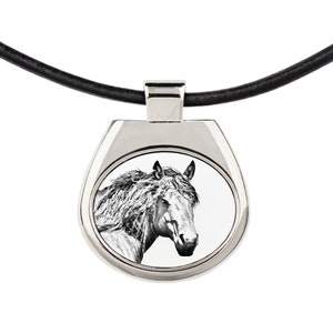 Könnte beinhalten: Eine silberne Halskette mit einem schwarzen Lederband. Der Anhänger zeigt ein rundes Bild eines weißen Pferdekopfes.