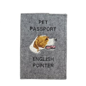 Op de afbeelding: Grijze gevoelde paspoorthouder met geborduurd English Pointer-hond en de tekst "PET PASSPORT" en "ENGLISH POINTER".