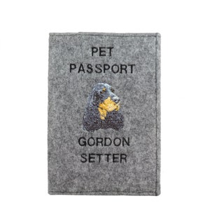 Op de afbeelding: Grijze gevoerde petpaspoorthouder met de tekst "PET PASSPORT" en een geborduurde afbeelding van een Gordon Setter. De tekst "GORDON SETTER" is ook onder de afbeelding geborduurd.