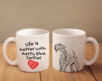 Het leven is beter met Kerry Blue Terrier, een keramische mok voor hondenliefhebbers. Witte beker met print. Hoge kwaliteit. Duurzame print