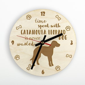 Catahoula Leopard Dog 犬の置時計、木製時計、犬好きの方のための壁掛け時計、卓上時計、棚置き時計。カスタムメイドの高品質彫刻