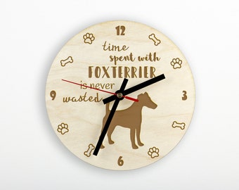 Fox Terrier Une horloge avec un chien, une horloge en bois, une horloge murale pour les amoureux des chiens, une horloge de bureau et d'étagère. Gravure personnalisée de haute qualité