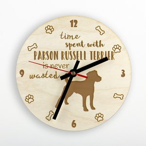 Puede incluir: Un reloj de madera con una silueta marrón de Parson Russell Terrier y el texto "El tiempo pasado con un Parson Russell Terrier nunca se desperdicia".