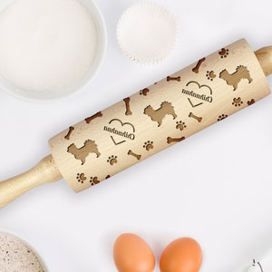 Könnte beinhalten: Ein Holz-Nudelholz mit einem Herz und dem Wort "Chihuahua" eingraviert. Das Nudelholz ist mit einem Muster aus Pfotenabdrücken und Knochen verziert.