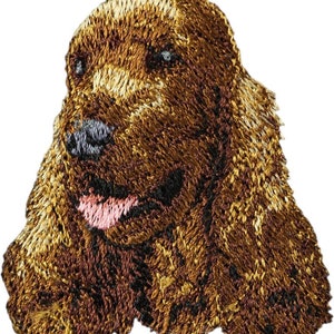 Puede incluir: Parche bordado de un perro Cocker Spaniel marrón con la lengua fuera. El perro está mirando hacia la derecha de la imagen.