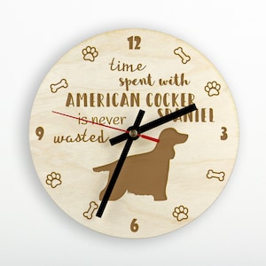 Puede incluir: Un reloj de madera con una silueta marrón de American Cocker Spaniel y el texto "El tiempo pasado con un American Cocker Spaniel nunca se desperdicia".