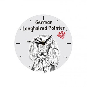 Puede incluir: Un reloj de pared redondo con una esfera blanca que presenta una ilustración en blanco y negro de un Braco Alemán de Pelo Largo. La esfera del reloj incluye el texto "German Longhaired Pointer" y una huella de pata roja.