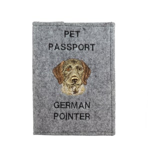 Op de afbeelding: Grijze vilten dierenpaspoort houder met een geborduurde Duitse Korthaar hond en de tekst "PET PASSPORT GERMAN POINTER".