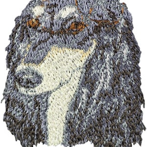 Op de afbeelding: Geborduurde patch met een wolvenkop. De patch gebruikt verschillende tinten grijs, bruin en crème draad om de vacht en gezichtskenmerken van de wolf weer te geven. Het ontwerp bevat een gedetailleerde weergave van de ogen en neus van de wolf.