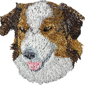 Puede incluir: Parche bordado de un perro marrón, blanco y negro con la lengua rosa que sobresale. El perro mira hacia la derecha.