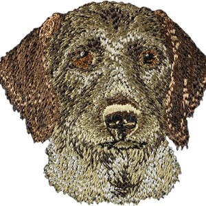 Könnte beinhalten: Gestickter Aufnäher mit dem Kopf eines braun-weißen Deutsch Kurzhaar Hundes. Der Hund hat braune Augen und einen ernsten Ausdruck.