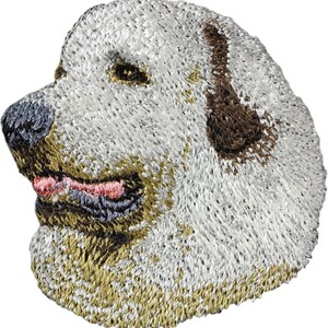 Puede incluir: Parche bordado de un perro blanco de los Pirineos con orejas marrones. El perro mira hacia la izquierda con la lengua fuera.