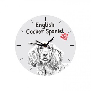 Könnte beinhalten: Eine weiße runde Uhr mit schwarzen Zeigern und einer Schwarzweißillustration eines English Cocker Spaniels. Das Zifferblatt der Uhr zeigt außerdem den Text "English Cocker Spaniel" und einen roten Pfotenabdruck mit einem roten Herzen.