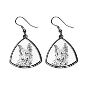 Könnte beinhalten: Ein Paar silberne dreiecksförmige Ohrringe mit einem Schwarzweißbild eines Hundefaces auf jedem Ohrring.