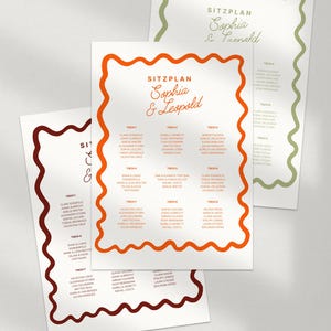Könnte beinhalten: Drei Hochzeits-Sitzplan-Karten mit weißem Hintergrund und dekorativen wellenförmigen Rändern in Orange, Grün und Burgunder. Die Karten zeigen Namen und Tischnummern. Der Text "Sitzplan Sophia & Leopold" ist sichtbar.