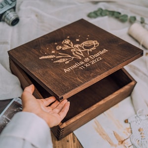 Caja de memoria de madera, Caja de regalo grabada personalizada, Caja de recuerdos de madera rústica, Caja de memoria para bebés, Recuerdos de bebés recién nacidos, Caja de miembros de madera