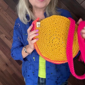 Runde handgefertigte gelbe Handtasche an einem langen Gürtel im Stil eines Boho