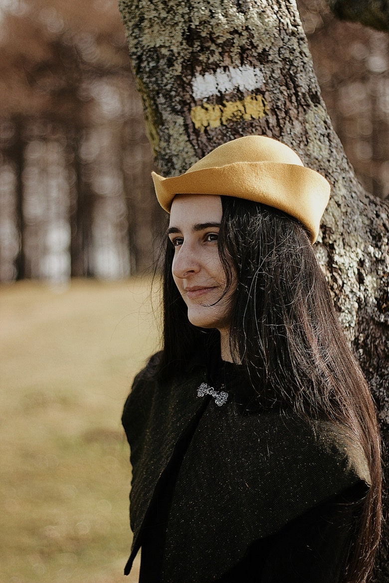 Bycocket hat, Medieval felt cap. Robin Hood hat. For historical reenactment or LARP.