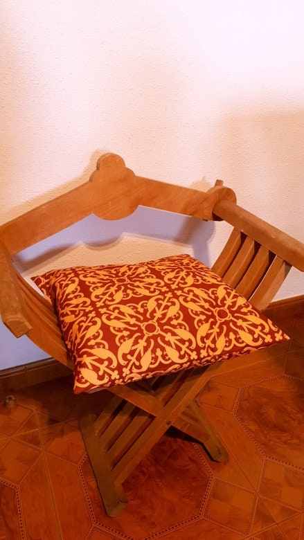 45x45cm cushion made with exclusive fabrics inspired by medieval prints.