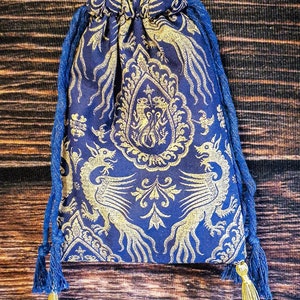 Mittelalterlicher Kordelzugbeutel, Almosenbeutel, maschinengenäht. Mit mittelalterlichem Blockdruck Basilisken Design.