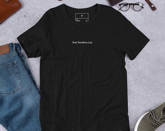 Camiseta Post Tenebras Lux: camiseta con cita latina, minimalista e intelectual, estilo Dark Academy