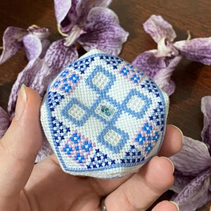 Blauw Biscornu-kruissteekpatroon: winterspeldenkussenornament (pdf)