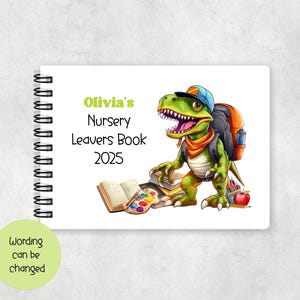 Könnte beinhalten: Ein personalisiertes Kindergarten-Abschlussbuch mit einem grünen Dinosaurier, der einen Rucksack trägt und ein Buch hält. Das Buch trägt den Text "Olivia's Nursery Leavers Book 2025" auf dem Cover.