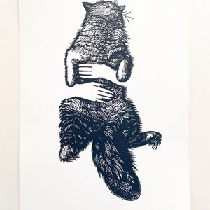 Happy Kitty originele handgemaakte linosnede print in houtskoolinkt op Fabriano Rosaspina White printpapier afbeelding 3