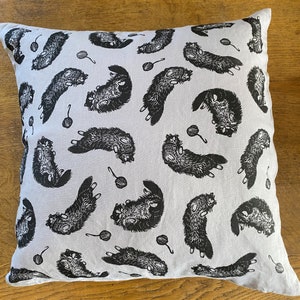 Funda de almohada de lino impresa a mano con estampado de gatos.