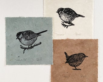 Ensemble de trois estampes originales en linogravure Oiseaux d'hiver, moineau, troglodyte et mésange charbonnière