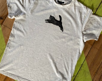 Jumping Kitty lichtgrijs handbedrukt katoenen unisex t-shirt