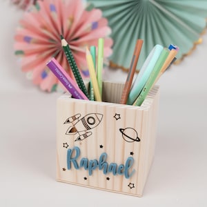 Pot à crayons en bois personnalisé, pot à crayons spatial avec nom, cadeau d'inscription scolaire, boîte à crayons pour écoliers, cadeau de cône d'école