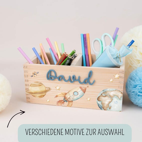 Personalisierter Stiftehalter, Schreibtisch Organizer Holz mit Acryl Namen, Stiftebecher Einschulung, Geschenk Schulkind Schultüte, Jungen