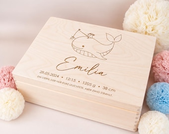 May include: A rectangular light-colored wooden keepsake box featuring a laser-engraved illustration of a whale with a small figure on its back. The text reads: Emilia, 28.05.2024, 12:15, 1205 g, 38 cm, and Ein Stern, der nur kurz leuchtete, aber ewig strahlt.
