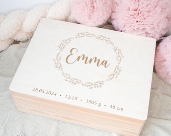 May include: A wooden keepsake box with a floral wreath design and the name "Emma" engraved on the lid. The box also includes the date "28.05.2024", time "12:15", weight "3505 g", and length "48 cm".
