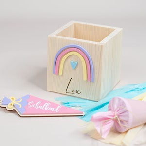 Personalisierter Stiftebecher aus Holz , Stiftehalter Regenbogen , Einschulung Geschenk,Schulkind Bild 2