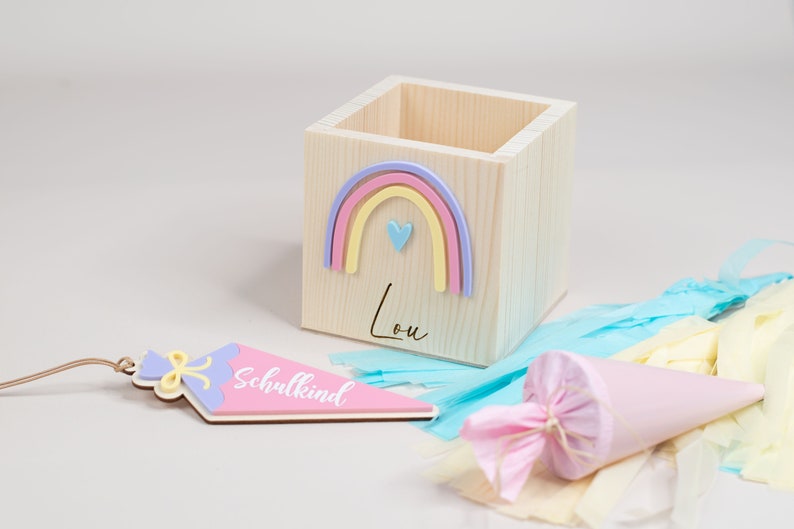 Personalisierter Stiftebecher aus Holz , Stiftehalter Regenbogen , Einschulung Geschenk,Schulkind Bild 2